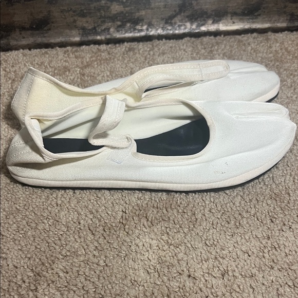 Women's White Tabi Shoes - Picture 2 of 3